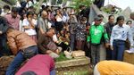 Isak Tangis Keluarga Iringi Pemakaman Noven