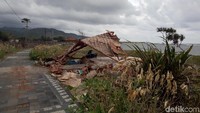 Selain sampah, fasilitas yang ada di pantai ini juga tampak tidak terurus. Fasilitas itu seperti gazebo, WC dan sarana dan prasarana lainnya terlihat rusak. (Faruk Nickyrawi/detikTravel)