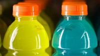 Minuman berenergi sering dikonsumsi usai berolahraga. Pada kenyataannya, para ilmuwan justru merekomendasikan air putih serta makan atau minum 20 gram protein. Karena sebuah penelitian menunjukkan bahwa keduanya bantu merekondisi tubuh dan membangun otot. Foto: Istimewa