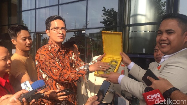 Pemuda Muhammadiyah Beri 3 Borgol ke KPK untuk Simbol, Apa Maksudnya? Pemuda Muhammadiyah Beri 3 Borgol ke KPK untuk Simbol, Apa Maksudnya?