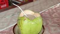 Air kelapa memang bisa jadi sumber potasium, vitamin, dan mineral. Tapi tubuh juga bisa mendapat semua hal itu dengan meminum segelas air dan beberapa buah segar. Foto: Istimewa