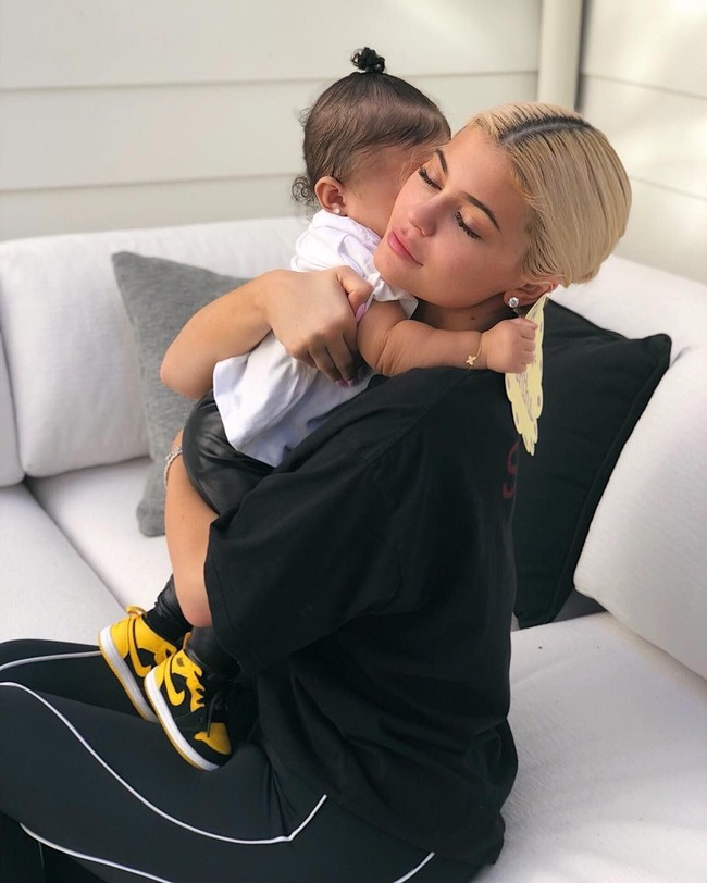 Kylie Jenner pernah berpose shmile saat berfoto bersama anaknya. Pose ini memang bukan pose favorit Kylie, tapi posenya ini bisa jadi diikuti banyak orang. Foto: Instagram