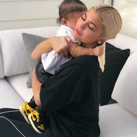 Kylie Jenner pernah berpose shmile saat berfoto bersama anaknya. Pose ini memang bukan pose favorit Kylie, tapi posenya ini bisa jadi diikuti banyak orang. Foto: Instagram