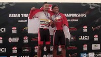 Muhammad Fadli Imammuddin (kiri) dan Saori Sufyan (kanan) menunjukkan medali yang diraih di Asian Track Cycling Championship 2019.