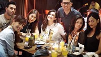 Nongkrong di kafe bareng suami, Nafa Urbach, dan sahabat-sahabatnya. Tata nampak memamerkan senyum simpul. Foto: Instagram tatajaneetaofficial