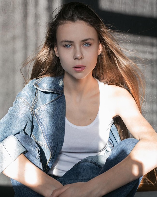 Dituduh jadi penyebab, pemilik sekolah modeling si kembar, Elena Tesmenitskaya, menolak tudingan tersebut dan malah menyalahkan ibu mereka. Ia mengaku tidak pernah menyuruh Masha dan Dasha menguruskan badan. Natalia juga sempat mengatakan padanya jika si kembar makan sehat. Foto: Instagram @dashenka_ledeneva