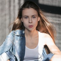 Dituduh jadi penyebab, pemilik sekolah modeling si kembar, Elena Tesmenitskaya, menolak tudingan tersebut dan malah menyalahkan ibu mereka. Ia mengaku tidak pernah menyuruh Masha dan Dasha menguruskan badan. Natalia juga sempat mengatakan padanya jika si kembar makan sehat. Foto: Instagram @dashenka_ledeneva