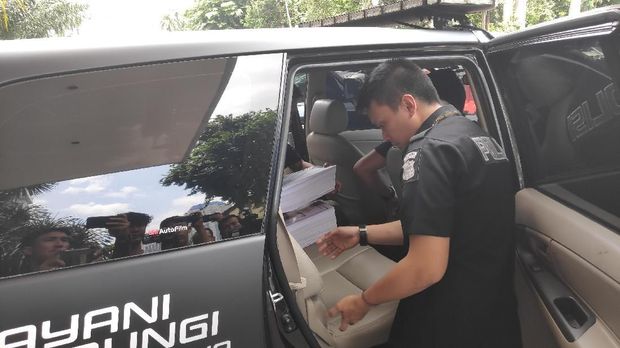 Kedua berkas itu masing-masing memiliki ketebalan sekitar 20 Cm.