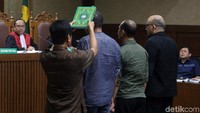 Novel bersama saksi lainnya diambil sumpah usai memberikan kesaksian di depan hakim.