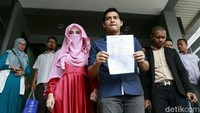 Lucky dan Tiara pun membuat laporan atas tuduhan penggelapan uang. Pool/Ismail/detikFoto.
