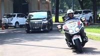 Keduanya naik mobil berplat B 2689 RFP.