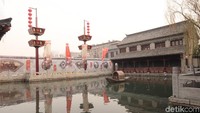 Kawasan Baihuangzhou hanya 5 langkah di depan Danau Daming. Kamu tak akan menyangka kalau Baihuangzhou adalah kawasan kota tua (Bonauli/detikTravel) 