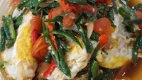Tumisan cabe hijau, cabe merah, tomat dan bawang merah akan jadi paduan segar buat telor ceplok. Nyam! Foto: Instagram @mattan_chai