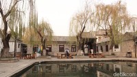 Lewat kota tua ini, wisatawan juga diajak untuk mengenal kehidupan masyarakat China dulu kala. Seperti adanya kolam di depan rumah (Bonauli/detikTravel) 