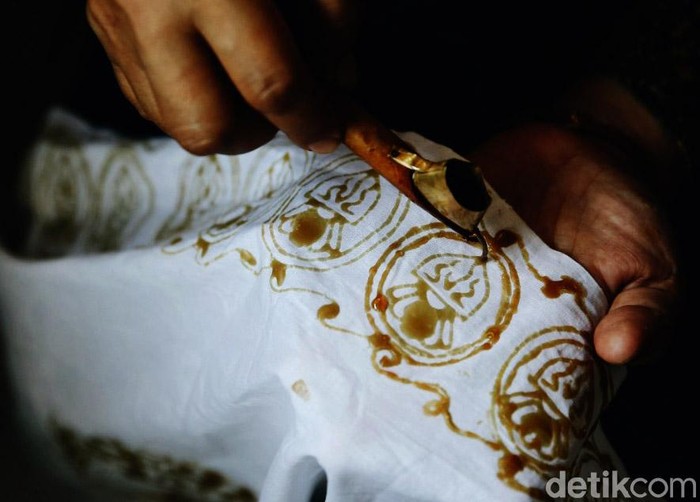 Setelah Pewarnaan Batik Selesai Maka Kain Batik Direndam Dalam