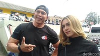 Usia Bang Tigor dan Aisyah Sadiah terpaut 24 tahun. (Foto: Veynindia/detikHOT)  