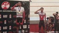 Muhammad Fadli Imammuddin (kiri) dan Saori Sufyan (kanan) memberikan penghormatan saat bendera merah putih dikibarkan.