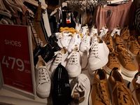 Baju Hingga Sepatu Stradivarius Diskon, T-shirt Mulai dari Rp 89 Ribu