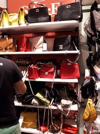 Baju Hingga Sepatu Stradivarius Diskon, T-shirt Mulai dari Rp 89 Ribu