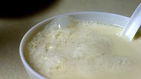Susu almond terdengar lebih sehat. Tapi faktanya, segelas susu almond hanya mengandung sebesar 2% kacang almond dan hampir tak mengandung protein. Foto: Istimewa