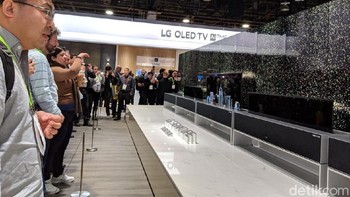 Ini pun tidak kalah bikin pengunjung terpana: penampilan televisi layar gulung LG Signature OLED TV R. (Foto: detikINET/Adi Fida Rahman)