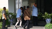 Prabowo-Sandiaga tak memberikan keterangan apa pun. Mereka yang semobil langsung masuk ke halaman kediaman SBY dan turun di depan teras rumah SBY.