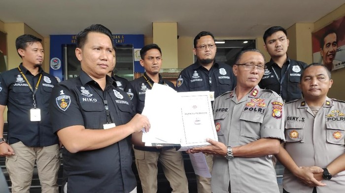 Polisi Pamerkan 2 Bundel Berkas Ratna Sarumpaet Setebal 20 Cm