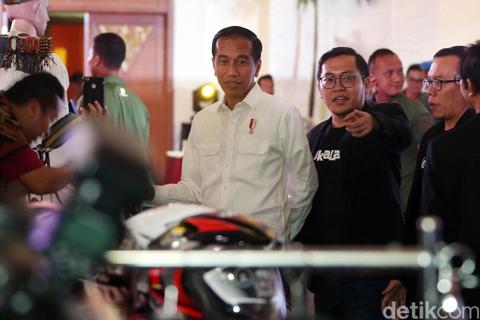 CEO Bukalapak Achmad Zaky saat bersama Presiden Jokowi. Foto: Rengga Sancaya/detikcom CEO Bukalapak Achmad Zaky saat bersama Presiden Jokowi. Foto: Rengga Sancaya/detikcom