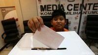 Setelah mencoblos, para siswa langsung menuju kotak suara. Surat suara yang telah dicoblos dimasukkan ke kotak tersebut.