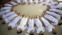 Secara resmi, hanya pria yang bisa menjadi biksu di Thailand atas peraturan agama Buddha di sana sejak 1928. Thailand tidak mengakui biksu wanita. (Athit Perawongmetha/Reuters)