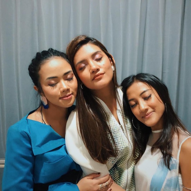 Pose seperti ini juga terlihat mudah dilakukan. Tak perlu banyak keahlian khusus untuk melakukannya. Tertarik berpose seperti ini? Foto: Instagram