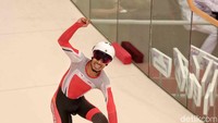 Fadli melakukan perayaan usai mengalahkan lawan-lawannya di nomor individual pursuit putra C4-C5.