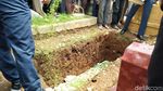 Isak Tangis Keluarga Iringi Pemakaman Noven