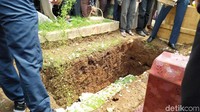 Prosesi pemakaman berlangsung khidmat dengan pembacaan doa dan nyanyian untuk jenazah Noven.