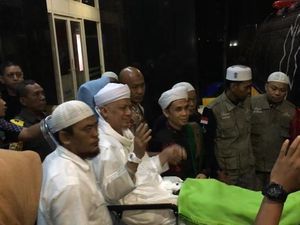 Dirawat di Malaysia, Ustaz Arifin Ilham Ditemani Istri dan Ibunda