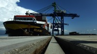 Pelindo IV Makassar memulai kegiatan bongkar muat di Makassar New Port (MNP) Tahap I dengan panjang dermaga 350 meter berkapasitas 500 ribu TEUs. ANTARA FOTO/Yusran Uccang.