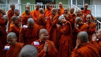 Beginilah senyum para biarawati saat mereka akan ditahbiskan menjadi biksu muda wanita. (Athit Perawongmetha/Reuters)