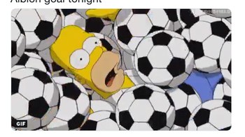Kiper Burton diibaratkan Homer Simpson yang ditenggelamkan bola di gawangnya sendiri, akibat banyaknya gol. (Foto: Internet/Twitter)