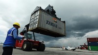Pekerja melakukan bongkar muat perdana di Makassar New Port, Sulawesi Selatan, Kamis (10/1/2019). ANTARA FOTO/Yusran Uccang.