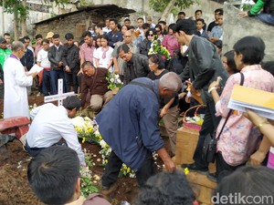 Suasana Haru Menyelimuti Pemakaman Noven Siswi SMK Bogor