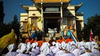 Para biarawati berkumpul dan bersiap melaksanakan upacara untuk menjadi biksu. (Athit Perawongmetha/Reuters)