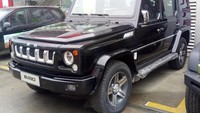 BAIC BJ80 adalah SUV mewah 4WD yang terlihat seperti Mercedes-Benz G-Class dengan harga yang lebih murah, yaitu sekitar Rp 600 juta. SUV yang diluncurkan pada tahun 2016 ini ditenagai oleh pilihan turbo diesel empat silinder segarisfour yang terhubung dengan transmisi manual enam percepatan atau otomatis. Pool/Istimewa.
