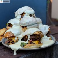 Mantap! Double Cheeseburger Ini Disiram Lelehan Cheese Fondue