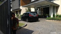 Mobil yang membawa Prabowo dan Sandiaga memasuki halaman rumah SBY.