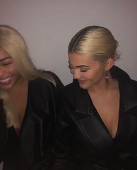 Pose Shmile, Foto Senyum Sambil Merem yang Tren di Instagram