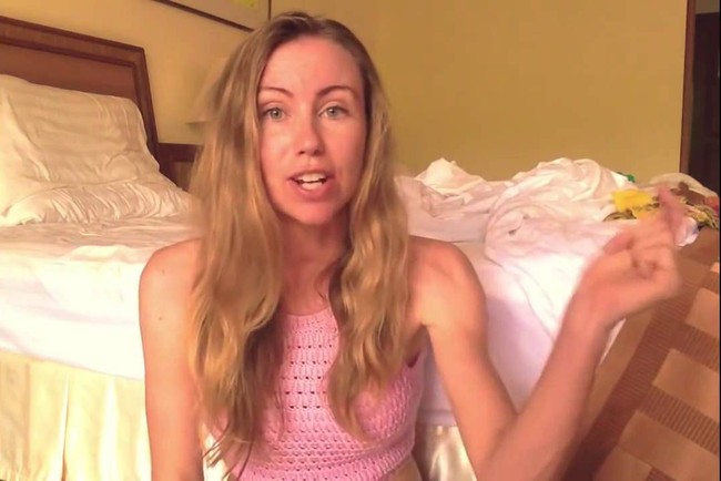 Kenalan dengan selebgram kontroversial yang dikenal dengan nama Freelee. Dia meninggalkan kehidupan kota dan kini pindah ke hutan. Uniknya lagi, wanita asal Australia itu hidup tanpa pakai baju.Foto: Youtube