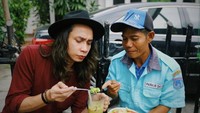 Makan cendol dan rujak segar, paling enak sambil berbagi. Gerry bahkan tidak segan mengajak orang di sekitar untuk makan siang bersamanya. Foto: Instagram @gerrygirianza