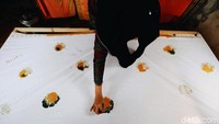 Selain menggunakan teknik membatik dengan canting, para perajin Batik Depok pun mengembangkan teknik lain dalam menghias batik, salah satunya dengan teknik cap.