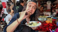 Berlibur ke Bali, Gerry langsung mampir ke warung makan kesukaannya. Yaitu nasi ayam khas Bali yang sedap. Foto: Instagram @gerrygirianza