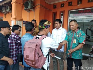 Lawan OSO, Warga Yogya Hadiahi Bawaslu DIY Jebakan Tikus